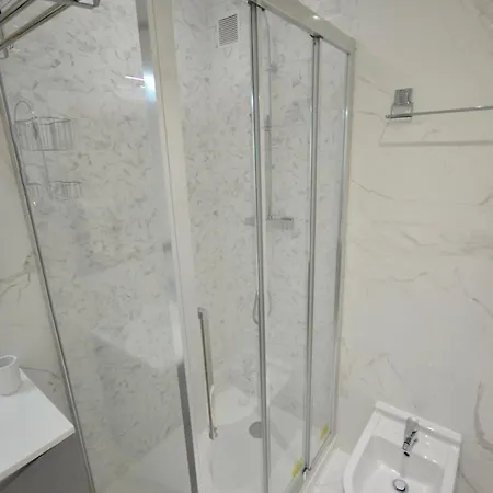 Appartement Luxueux De 2 Pieces , Etage Eleve , Terrasse Face A La , A Saisir! Antibes