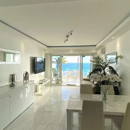 Appartement Luxueux De 2 Pieces , Etage Eleve , Terrasse Face A La , A Saisir! Antibes
