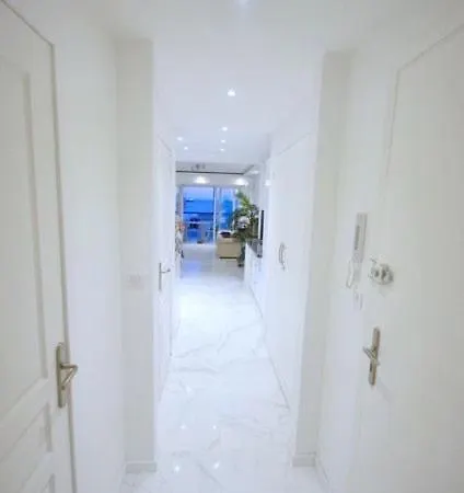 Luxueux De 2 Pieces , Etage Eleve , Terrasse Face A La , A Saisir! Appartement