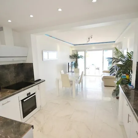 Luxueux De 2 Pieces , Etage Eleve , Terrasse Face A La , A Saisir! Appartement